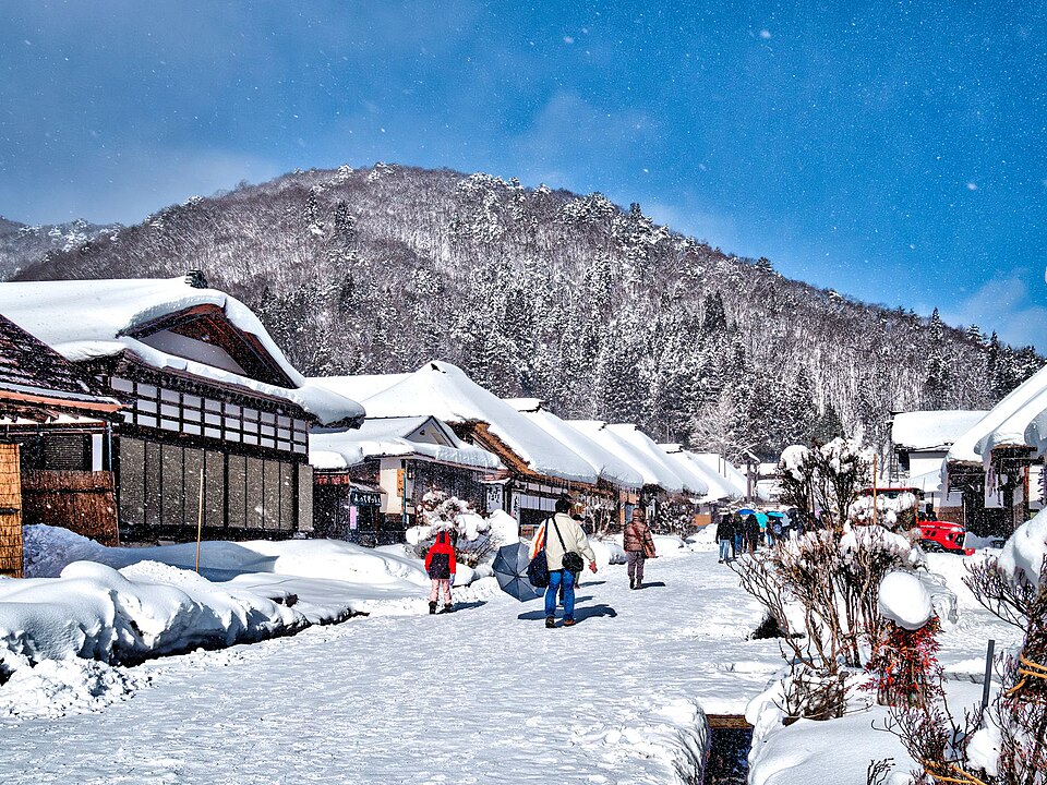 雪の積もった大内宿の茅葺き屋根の家並み