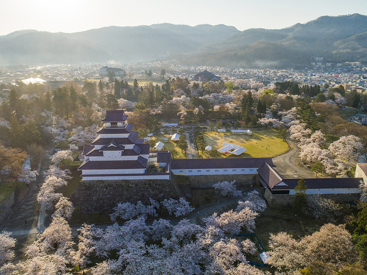 桜の季節の鶴ヶ城と会津若松の街並みを上から見た景色