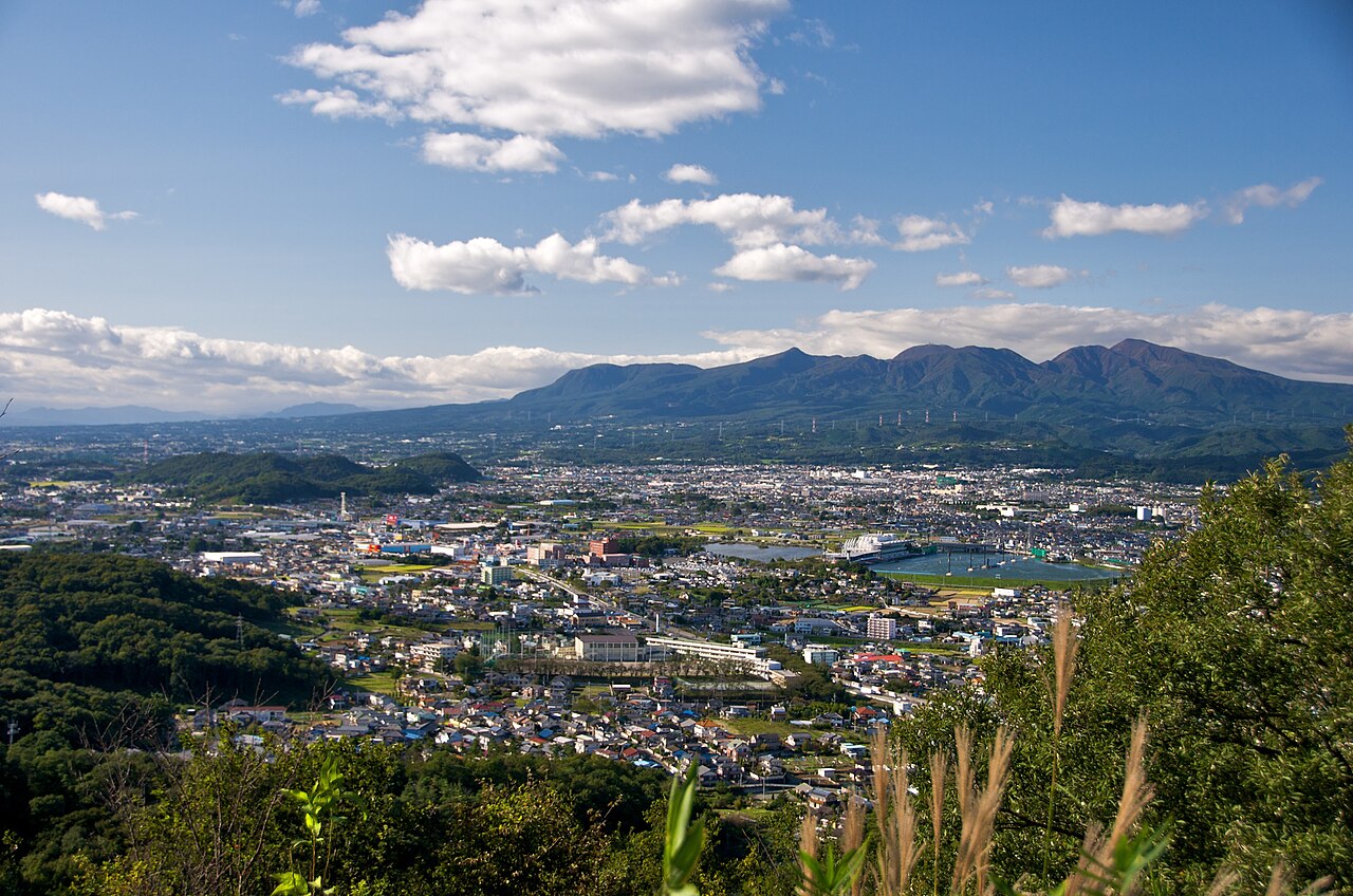 茶臼山から見た赤城山と、ふもとの桐生市・みどり市の街並み