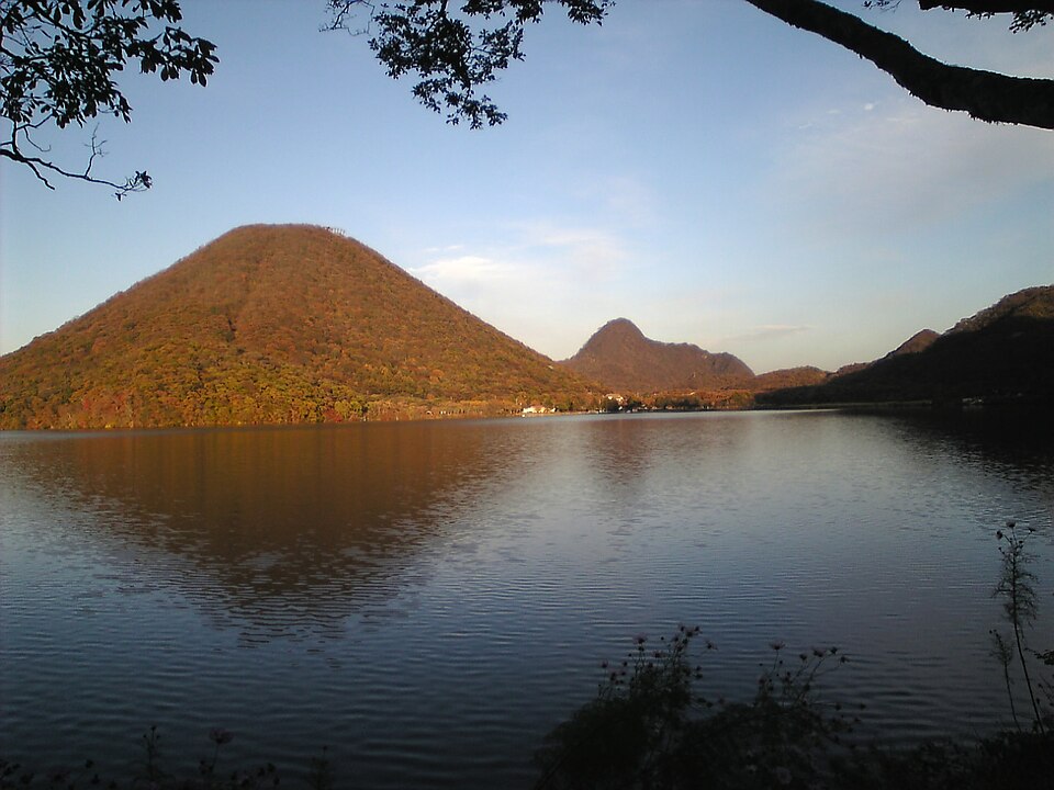 秋の榛名山と、湖面に映る山の姿